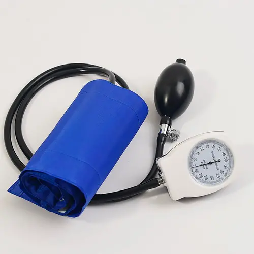 Aneroid-Blutdruckmessgerät im männlichen Uhrenstil mit Stethoskop