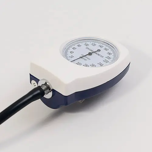 Aneroid-Blutdruckmessgerät im männlichen Uhrenstil mit Stethoskop